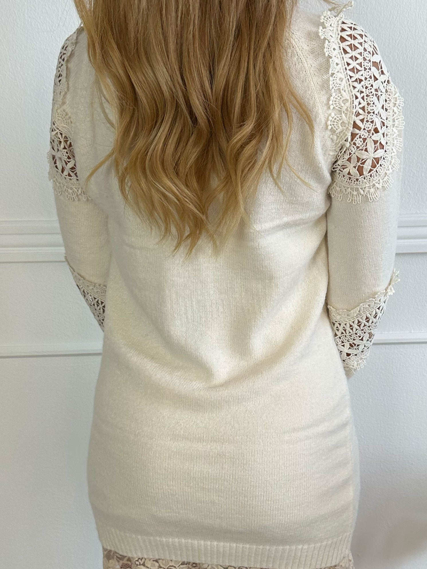 Oxana - Mjuk stickad klänning med broderingar över byst och ärmar